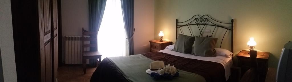 Hostal Rural La Casa Verde Cheles Bagian luar foto